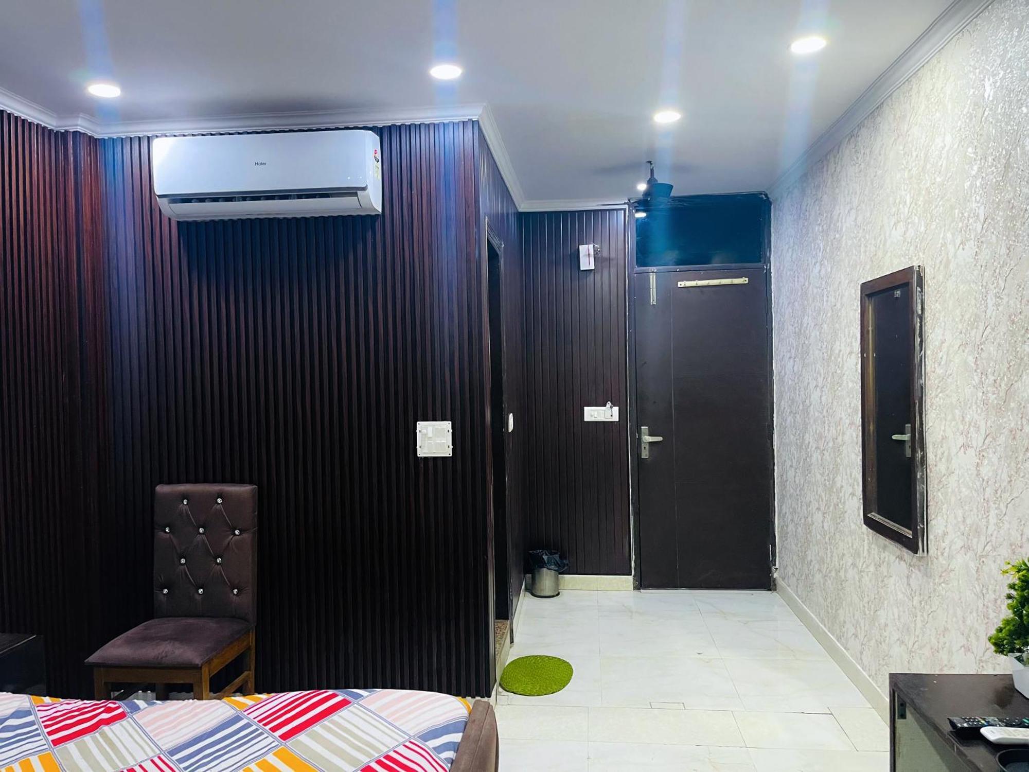 Tom & Jerry - 10 Mins From Nizamuddin Railway Station 3*