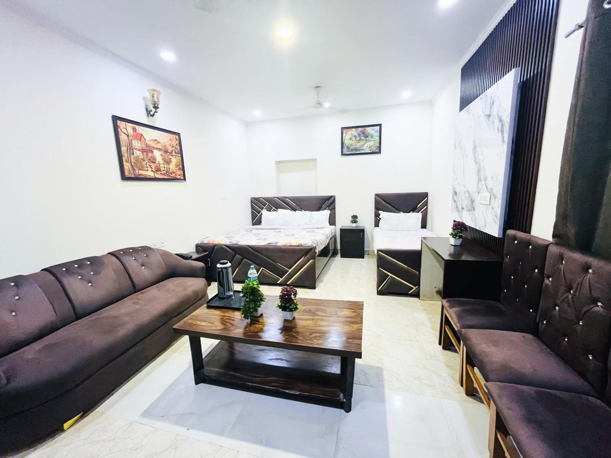 Tom & Jerry - 10 Mins From Nizamuddin Railway Station 3*