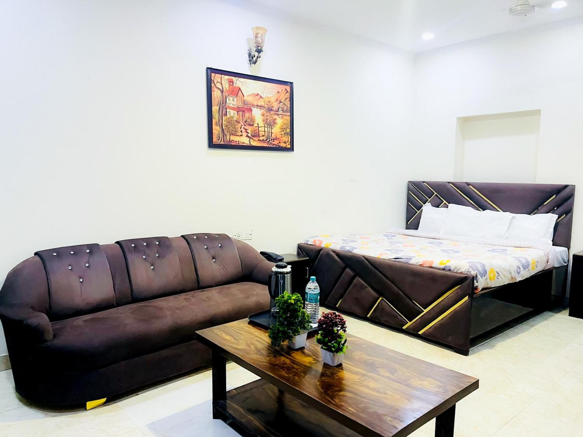 Tom & Jerry - 10 Mins From Nizamuddin Railway Station 3*